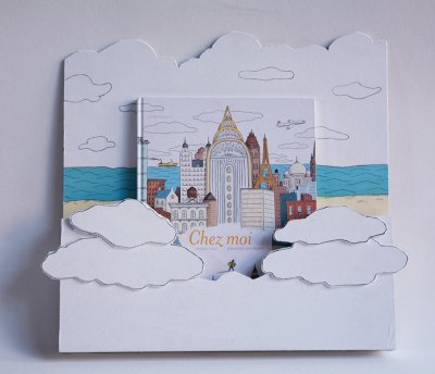 Porte-album présentant l'album "Chez moi" de l'illustrateur Sébastien Mourrain - Éditions Actes Sud Junior.