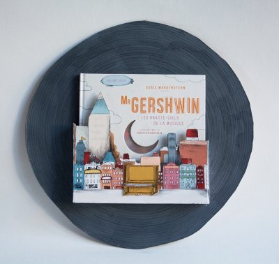 Porte-album présentant l'album "Mr Gershwin, les gratte-ciels de la musique" de l'illustrateur Sébastien Mourrain - Éditions Didier Jeunesse