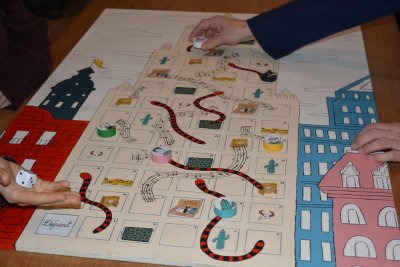 Un jeu de plateau "Le jeu du gratte-ciel" grand format, réalisé à partir de l'ensemble des illustrations de l'artiste