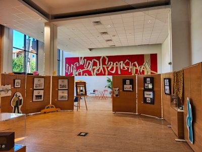 Mise en place des cadres de l'exposition  à la Médiathèque de Mâcon juillet 2025