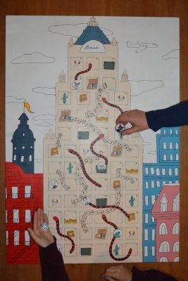 Un jeu de plateau "Le jeu du gratte-ciel" grand format, réalisé à partir de l'ensemble des illustrations de l'artiste