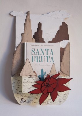 Porte-album présentant l'album "Santa fruta" de l'illustrateur Sébastien Mourrain - Éditions Les fourmis rouges.
