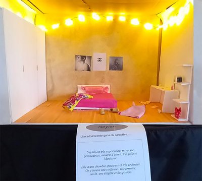 Maquette repr&eacute;sentant l'ambiance d'une chambre de princesse, belle, ordonn&eacute;e et un peu capricieuse, imagin&eacute;e par Naylah, jeune adolescente.