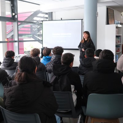 Pr&eacute;sentation en vid&eacute;o-projection de Juliette Mas &agrave; Saint-Genis-Pouilly.
