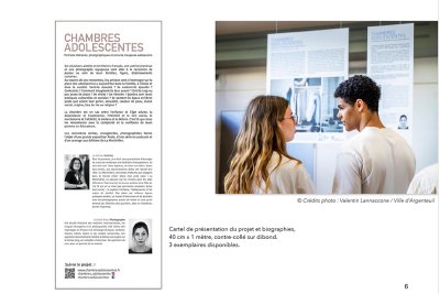 Dibond de présentation du projet "Chambres adolescentes" et biographies des autrices