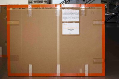 Grand carton plat contenant les portraits sur dibonds. Dimensions du carton (Lxlxe): 155x116x8 cm