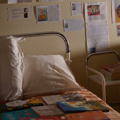 Affichage du travail pr&eacute;par&eacute; par les jeunes dans une chambre adolescente.