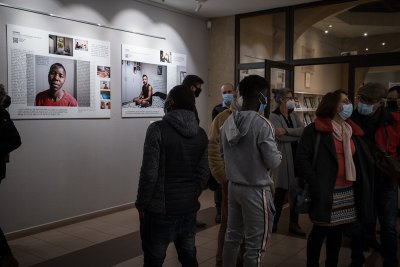 Présentation de deux portraits d'adolescents à l'occasion de la résidence à Pézenas (34)