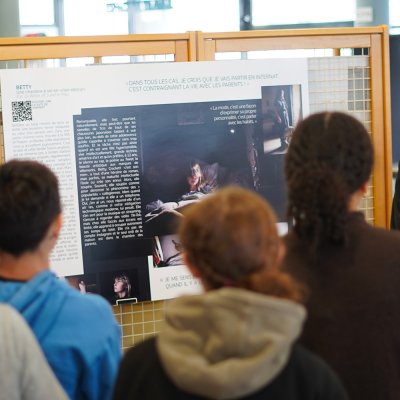Interaction de jeunes adolescents devant le portrait de Betty.
