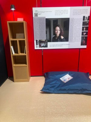 Mise en place du portrait sur grand dibond d'&Eacute;mily "Chambre Adolescentes" &agrave; la M&eacute;diath&egrave;que de Lu&ccedil;on (85).