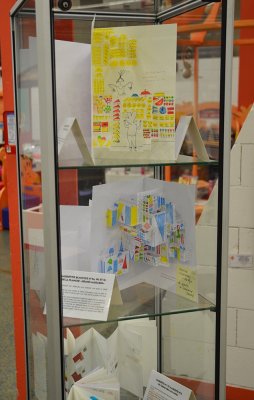 Présentation sous vitrine des maquettes et esquisses de Pop Up de l'album.