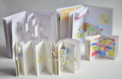 Ensemble des quatre maquettes ouvertes fournies dans l'exposition, à présenter ouvertes sous vitrine.