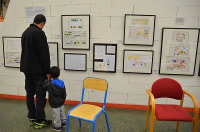 Visite de l'exposition par un père et son enfant - Médiathèque Georges Pérec de Vaulx-en-Velin (69)