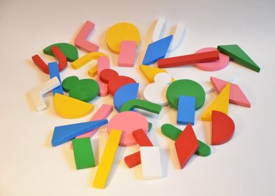 Jeu constitué de 36 pièces de bois reprenant les 10 formes géométriques choisies par Anouck Boisrobert et Louis Rigaud pour la réalisation de leur album.