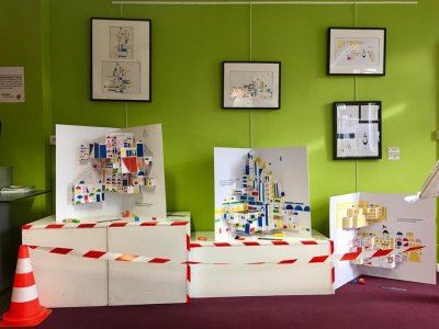Présentation d'ensemble des trois grands pop-up à la médiathèque Maurepas de Rennes (35).