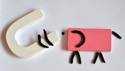 "Éléphant rose" - Deux pièces de bois de couleur, des brins de cordonnet noir, une pastille de papier noir et voici un étonnant animal!