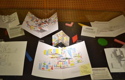 Présentation sous vitrine à la Médiathèque des Chartreux à Issy-les-Moulineaux (92)