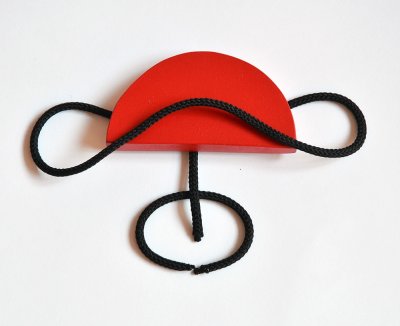 Que faire avec ces pièces de bois? Reproduire les personnages et objets dessinés par Anouck Boisrobert et Louis Rigaud dans leur album - "Chapeau rouge accroché"