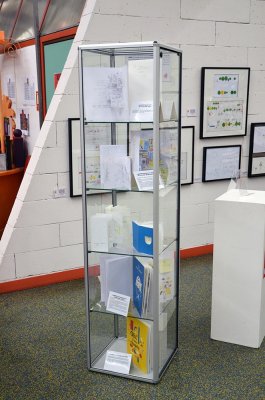 Présentation sous vitrine des maquettes d'albums et de planches du livre - Médiathèque Georges Pérec de Vaulx-en-Velin (69)