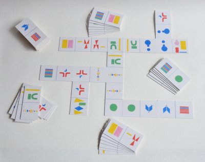 Deux jeu de Dominos composés de 28 cartes chacun. Motifs tirés des illustrations des deux auteurs.