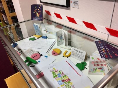 Vitrine présentant les travaux préparatoires de Anouck Boisrobert et Louis Rigaud agrémentés de réalisations de personnages à partir du jeu des formes - Médiathèque de Maurepas à Rennes (35)
