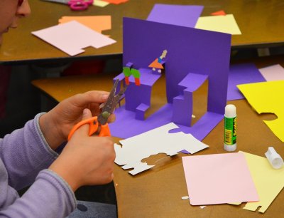 Étape de découpage des sujets et objets, qui seront collés au papier-support en volume.