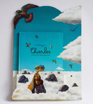 Porte-album destiné à présenter le livre au sein de l'exposition des illustrations originales encadrées.