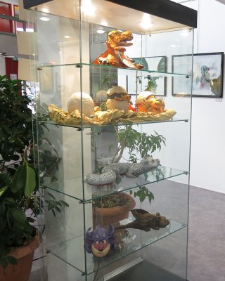 Présentation sous vitrine de l'ensemble des saynètes de dragons au Centre culturel de Saint-Martin-de-Crau (13)