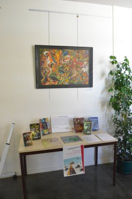 Extraordinaire illustration de page de garde présentée au-dessus de la table de bibliographie - Médiathèque de Chassieu (69)