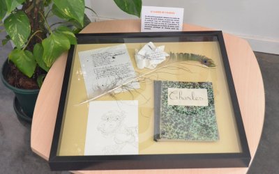 Cahier et plume de Charles - Élément de scénographie