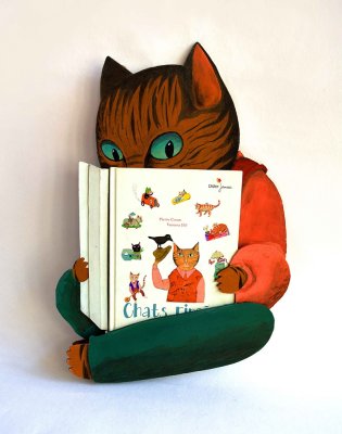 Porte-album permettant de présenter le livre "Chats rimés" au sein de l'exposition - carton peint en bas relief.