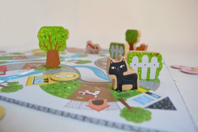 Le chat noir arrivera t-il le premier à faire le tour du circuit en rapportant dans sa maison les aliments dont il a besoin ?