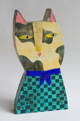Chat tacheté à la robe à carreaux noirs et bleus. Réalisation en carton, découpage, collage, tamponnage et peinture pour les finitions.