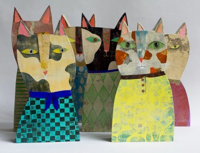 Six totems-chats réalisés par l'artiste en exclusivité pour l'exposition.