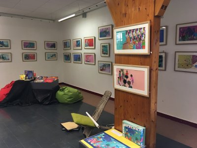 Mise en place des cadres en médiathèque.