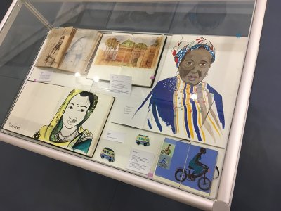 Les esquisses et carnets à dessin peuvent aussi être présentés dans une vitrine plate.