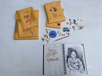 Peintures miniatures, aimant, pinceau, perles à cheveux…Autant de petits élements pour mettre en valeur la présentation sous vitrine des crayonnés et carnets de croquis de Judith Gueyfier.