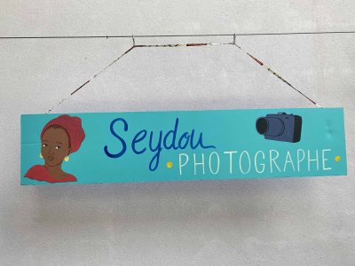 Élément de scénographie réalisé par l'artiste à installer sur un mur proche du mini-bus pour proposer aux enfants d'être pris en photos installés dans le véhicule.