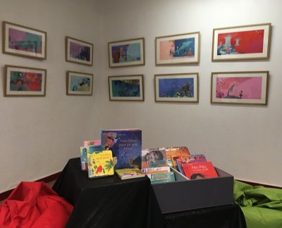 Présentation des albums et des originaux de Judith Gueyfier en médiathèque.