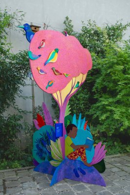 «Arbre rose» en 2 pièces peintes sur carton-plume (170x230cm et 100x89cm), décors peint par l'artiste