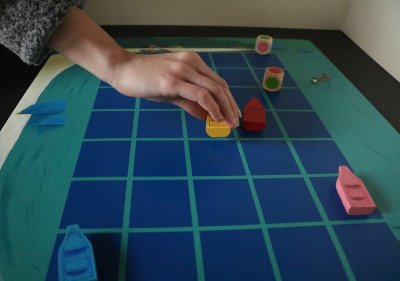 Jeu qui ne réclame pas de savoir compter ! Les dés indiquent seulement les couleurs des bateaux qui peuvent avancer à chaque lancer.