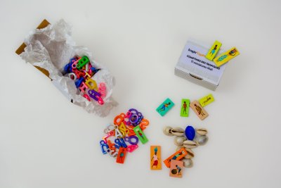 Cauris, mini-peintures et perles à cheveux à présenter sous vitrine