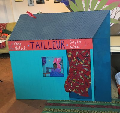 Décor en carton plume, à hauteur d'enfant, de la maison du tailleur réalisée à la peinture par Judith Gueyfier