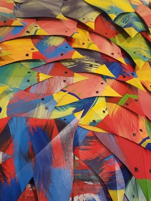 Pêle-mêle des 40 minis décors aériens d'oiseaux à la manière de Martine Bourre. À disposer accrochés en l'air pour faire un nuage d'oiseaux en vol.