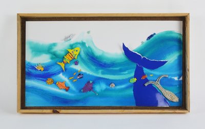 "Poissons dans l'eau" - Papiers, cartons, coquillages, cordelette…Une technique mixte pour créer des illlustrations très originales.