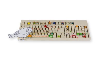 Véritable clavier d'ordinateur ayant servi à l'illustration des pages de garde de début d'album, à présenter en vitrine.