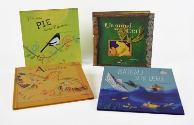 Quatre albums de comptines traditionnelles pour une exposition d'illustrations en volume.