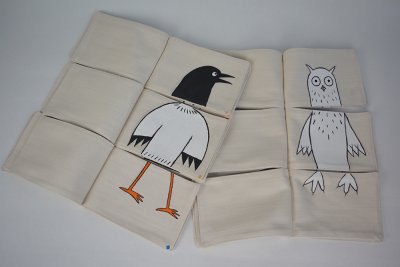 4 albums à volets, type cadavres exquis en tissu