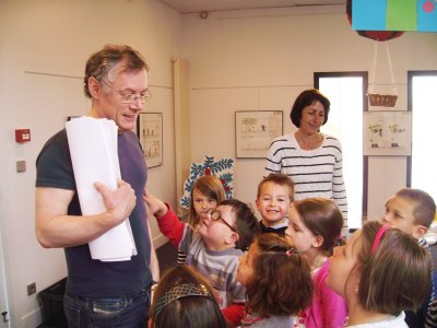 Edouard Manceau auteur-illustrateur en animation avec des enfants à la médiathèque de Gorron (53)