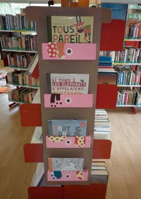 Porte-album avec les quatre livres, à suspendre - Médiathèque l'Apostrophe de Chartres (28)